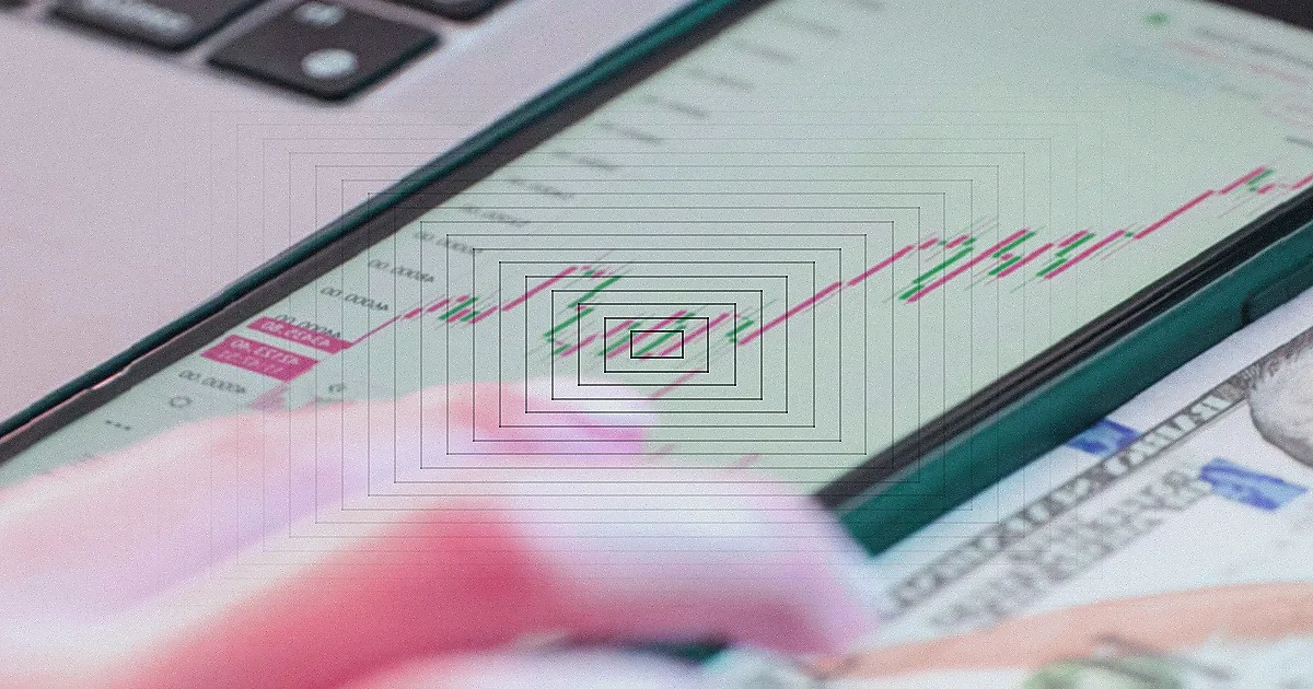 Hands folded over stock market documents with calculator and cash on desk. — Foto: Hanna Pad / Pexels