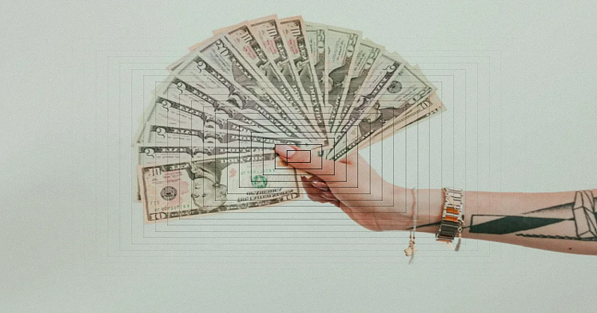 Capture of euro coins falling and spinning on a wooden table. Perfect depiction of finance and currency." — Foto: ClickerHappy / Pexels