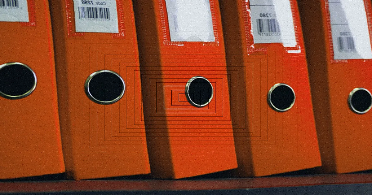 A top-down view of scattered US dollar bills with a 'past due' envelope, red pen, and notepad. — Foto: Tara Winstead / Pexels