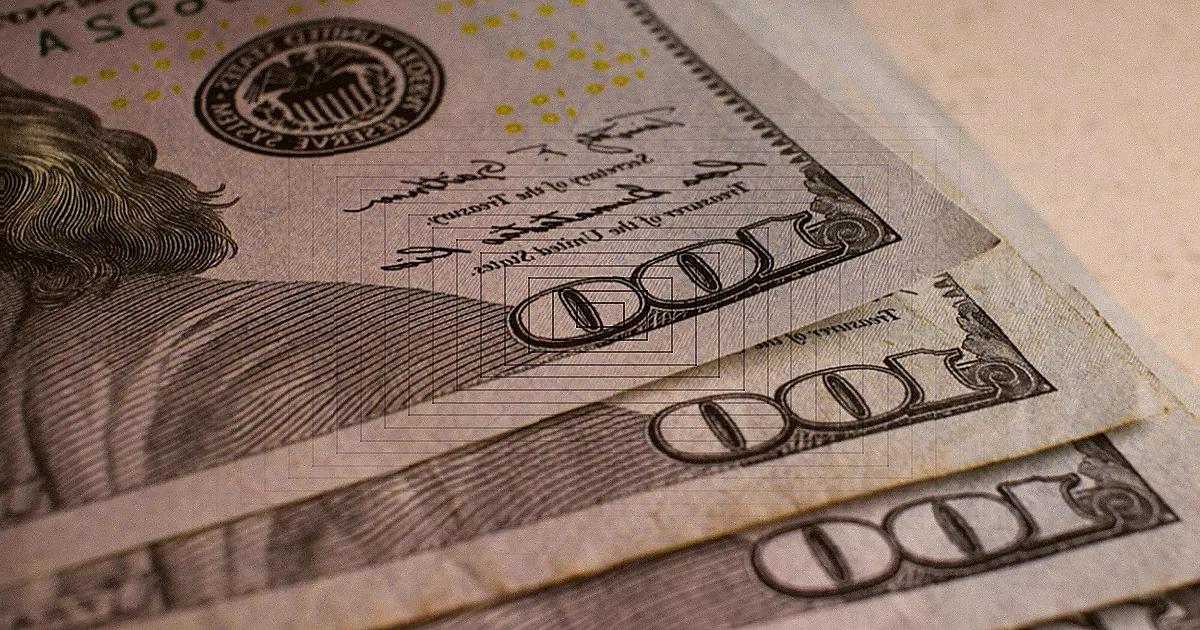 Detailed close-up of Benjamin Franklin's portrait on a 100 dollar bill showing July 4, 1776. — Foto: Valentin Ivantsov / Pexels