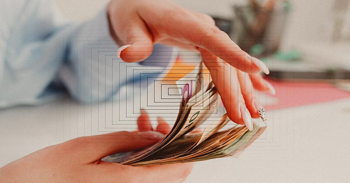 From above transparent hourglass with flares on fragile surface near pile of banknotes with numbers and official seal — Foto: www.kaboompics.com / Pexels